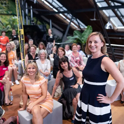 Teilnehmende eines KI Workshops mit Bäm des Teams Wortwunder.