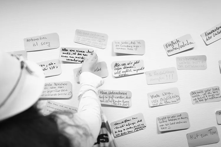 Eine Pinnwand, auf der Teilnehmende des KI-Workshops ihre Erwartungen und Erkenntnisse teilen zum Thema Sichtbarkeit und KI.