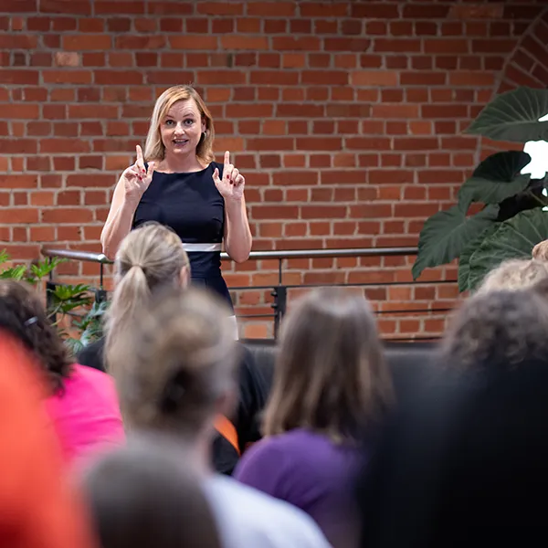 Marike Frick von Team Wortwunder hält einen Workshop für Sichtbarkeit in ChatGPT & Co.